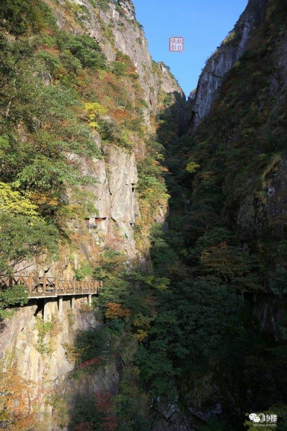 华亭被称龙洞旅游康养福地，关山在华亭境内绵延百余里，群山巍峨